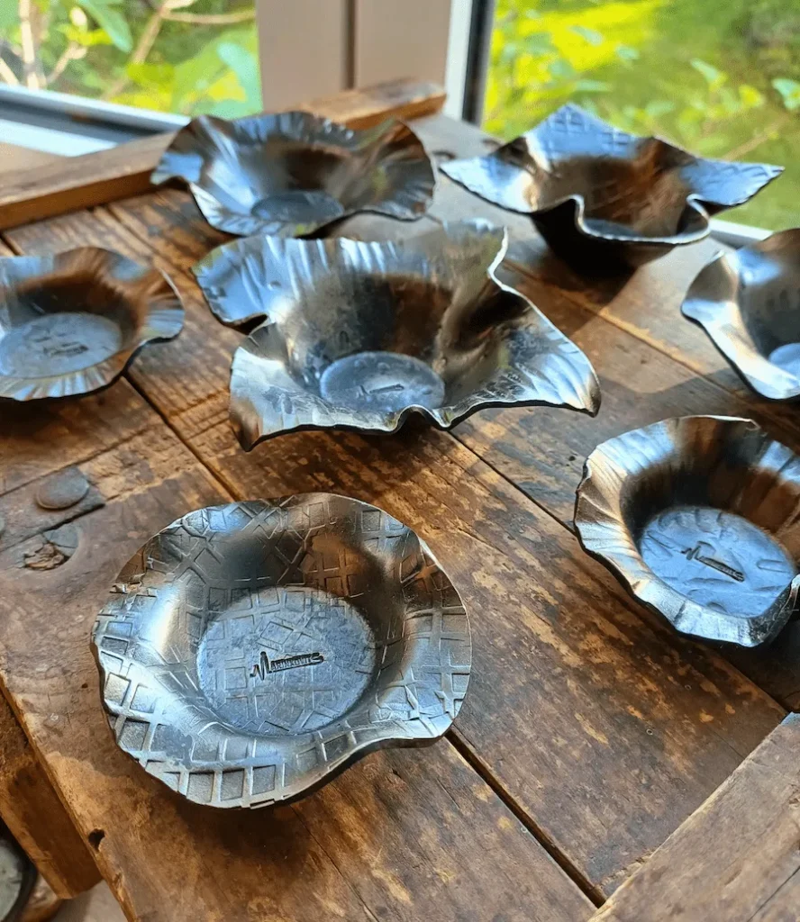 Handgeschmiedete Stahlschalen mit Struktur-Prägung und Anlassfarben – Stahlcraft Marinkovits