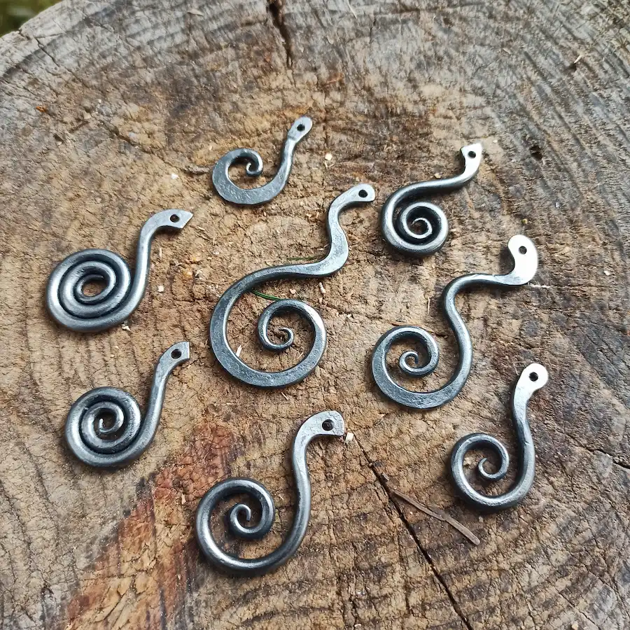 Handgeschmiedete Spiralanhänger im Koru-Design aus Stahl – Halsschmuck von Stahlcraft Marinkovits