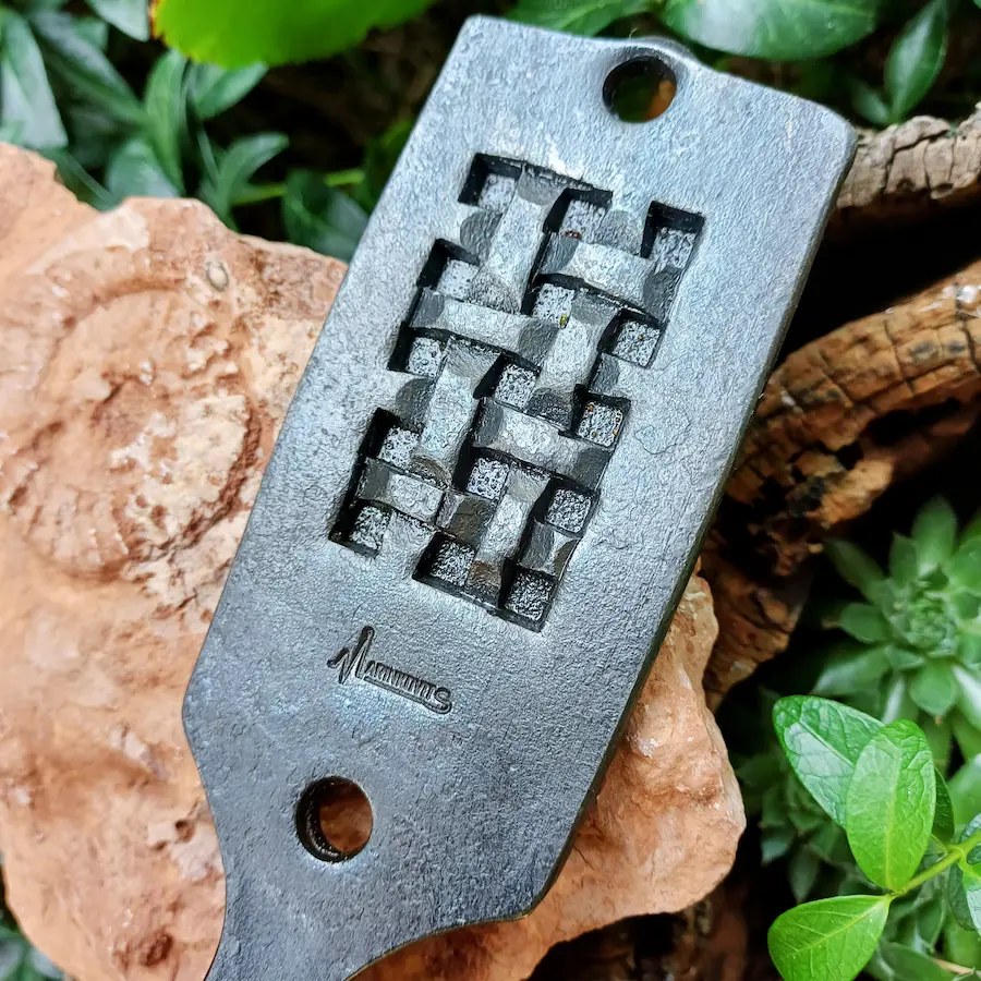 Nahaufnahme des keltischen Flechtmusters an handgeschmiedetem Stahlhaken, Black-Finish – Stahlcraft Marinkovits