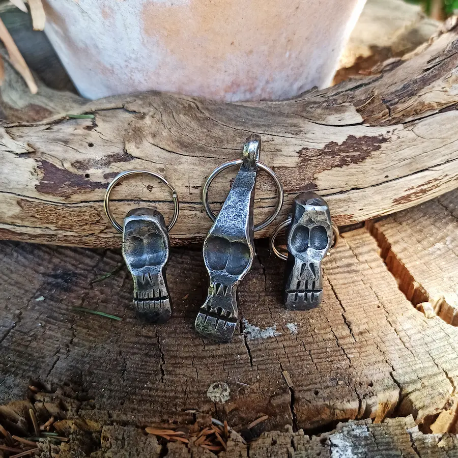 Handgeschmiedete Sugar-Skull-Totenkopf-Anhänger aus Stahl, tragbar als Schlüsselanhänger oder Halsschmuck