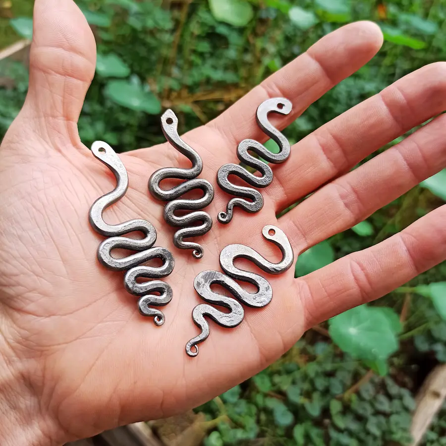 Handgeschmiedete Schlangen-Anhänger aus Stahl in verschiedenen Varianten – Stahlcraft Marinkovits