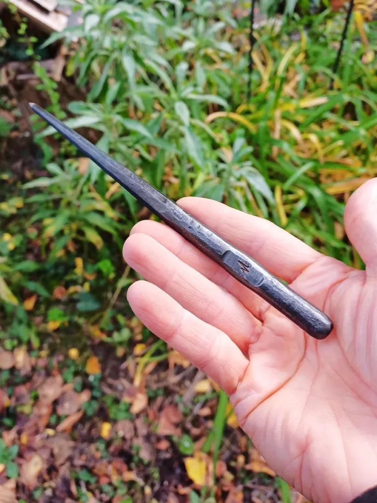 Handgeschmiedete Anreißnadel im Design eines Zauberstabs in Voldemort-Handhaltung