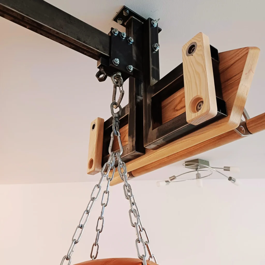 Boxsackschiene mit verstellbarer Kletterboardaufhängung aus Stahl – Detailbild