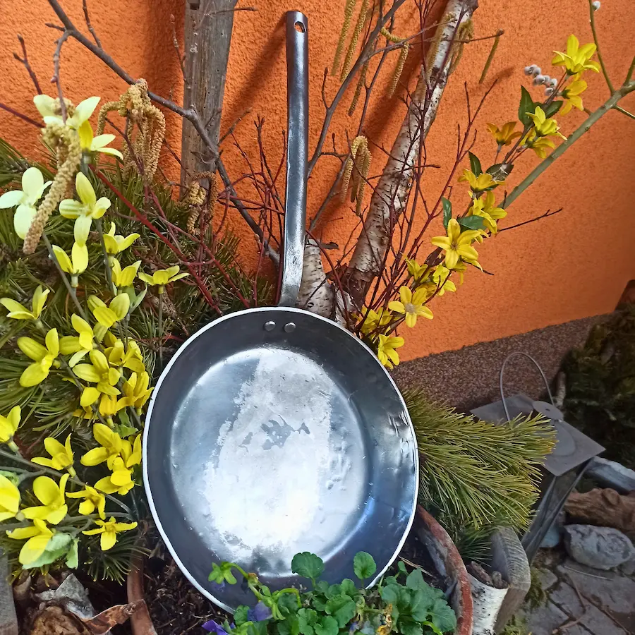 Handgeschmiedete Bratpfanne aus Stahl mit genietetem Griff, gebürstet und geölt – Stahlcraft Marinkovits