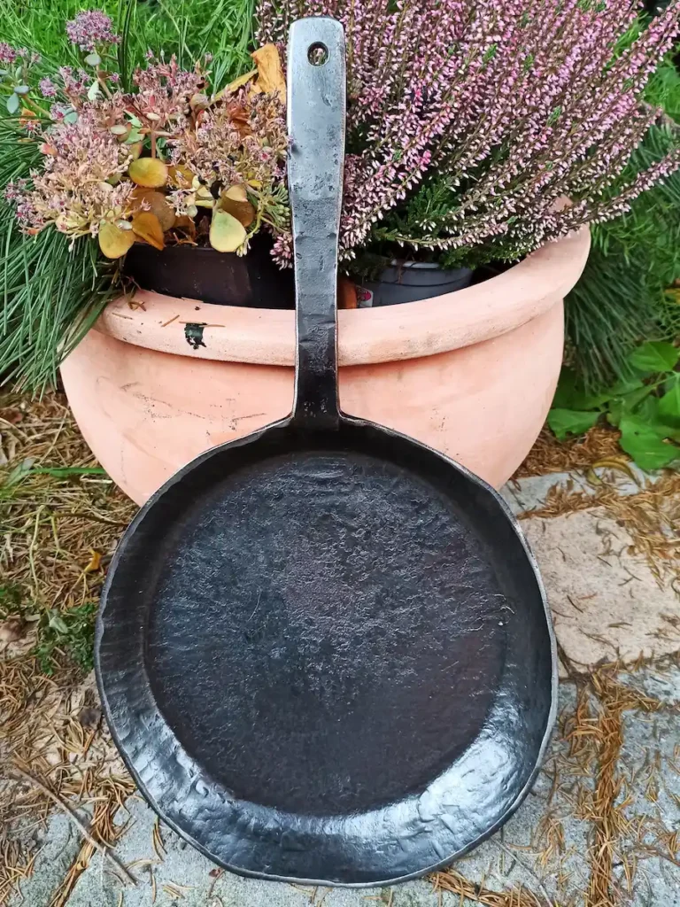 Handgeschmiedete Bratpfanne angelehnt an Blumentopf