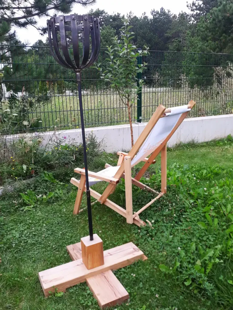 Handgeschmiedete, genietete Feuerfackel aus Stahl im Garten – Stahlcraft Marinkovits