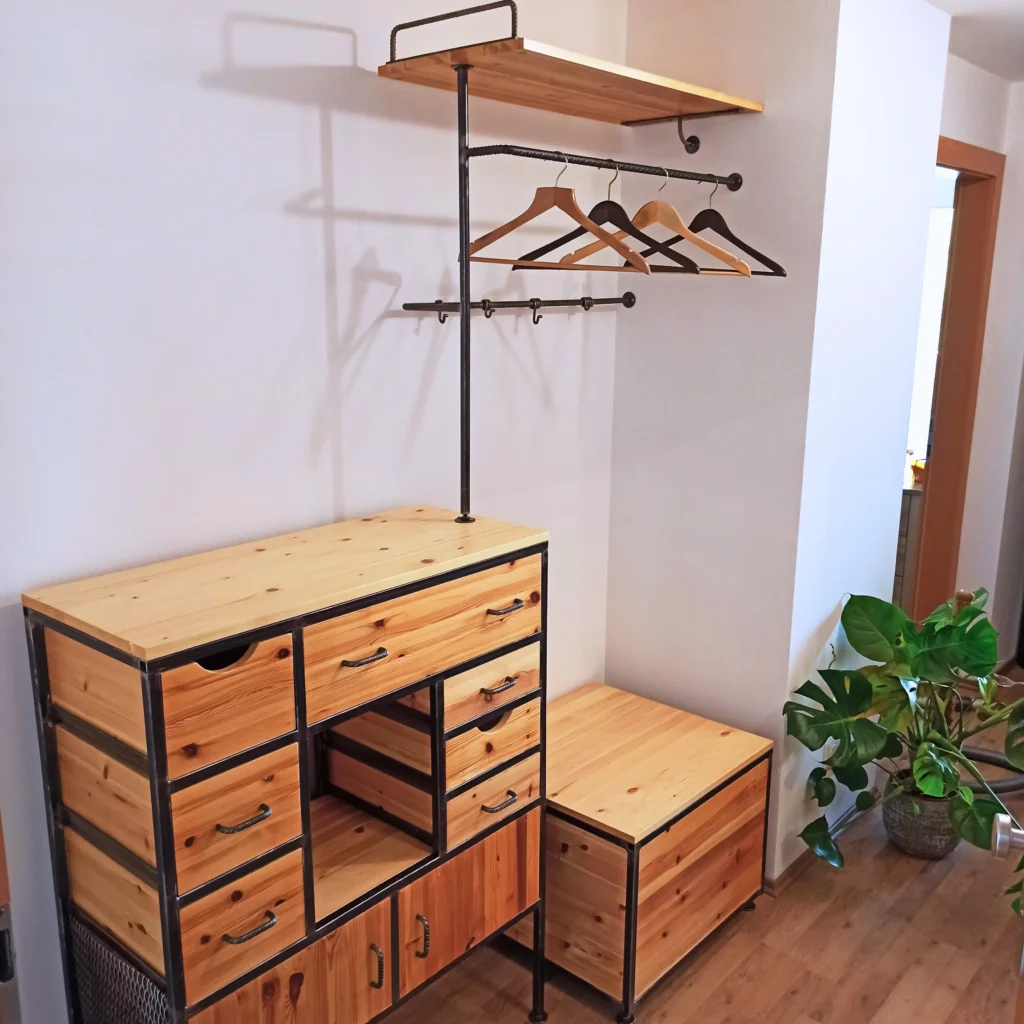Garderobe im Industriestil mit Kleideraufhängung und Kiste