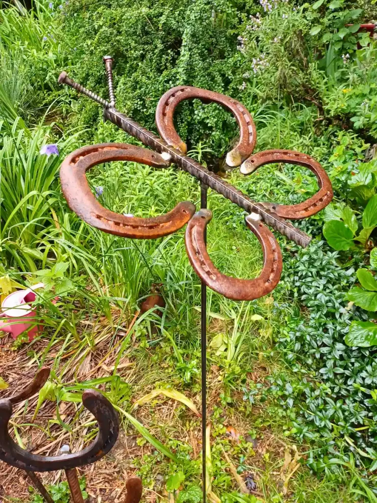 Gartenstecker aus Hufeisen in Schmetterlingsform, Rost-Patina – Stahlcraft Marinkovits