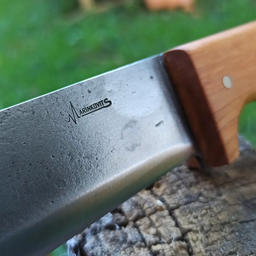 Handgeschmiedete Machete mit Holzgriff - Detailansicht Logo