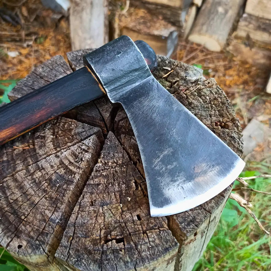 Handgeschmiedeter Tomahawk aus Stahl mit gebranntem, geöltem Holzgriff – Detailansicht Axtkopf