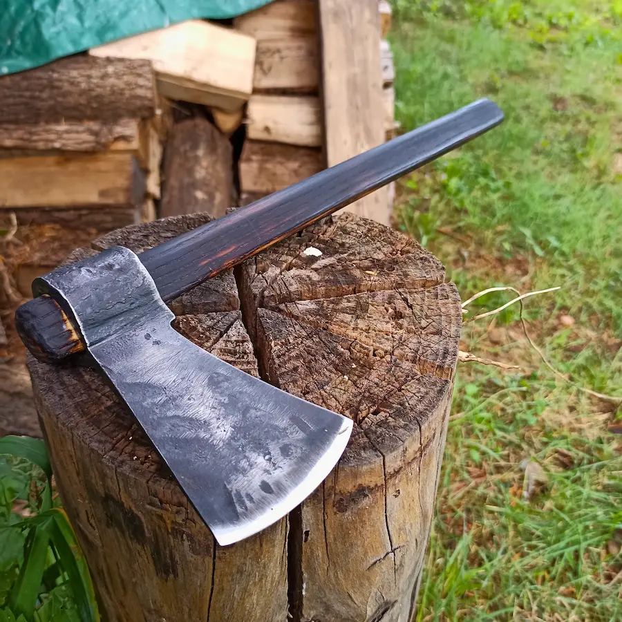 Handgeschmiedeter Tomahawk aus Stahl mit gebranntem, geöltem Holzgriff – Schmiedearbeit von Stahlcraft Marinkovits und Wolfgang Tilp
