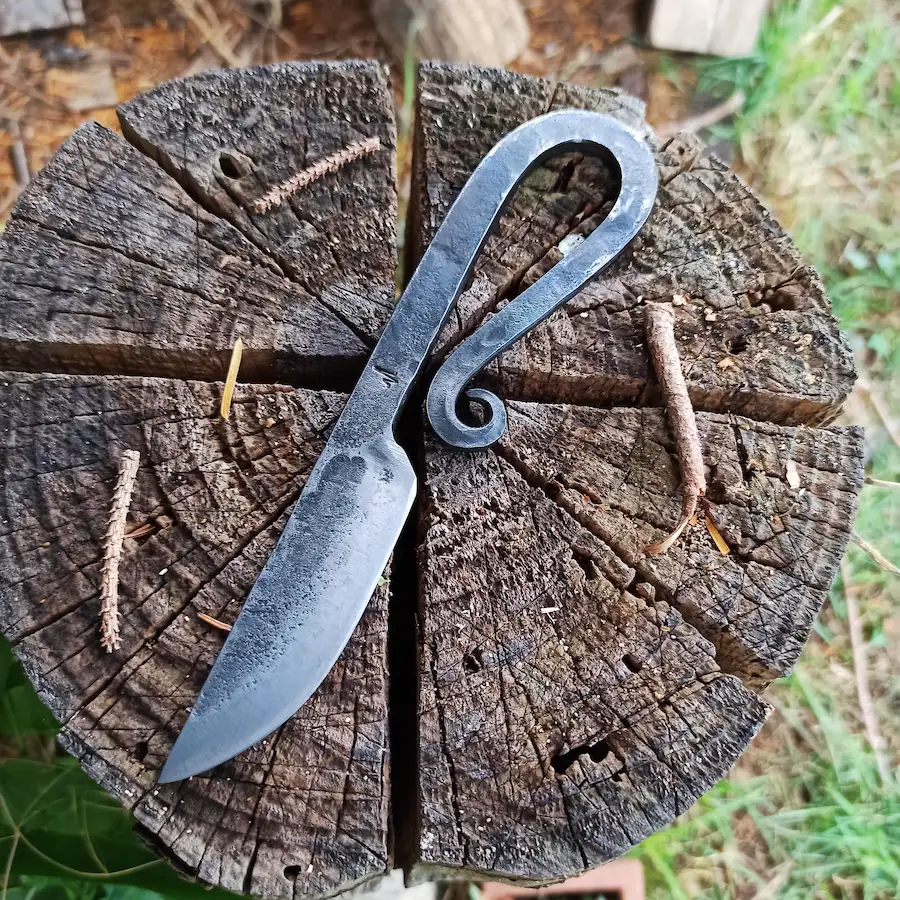Geschmiedetes Vollstahlmesser mit eingerolltem Hakengriff