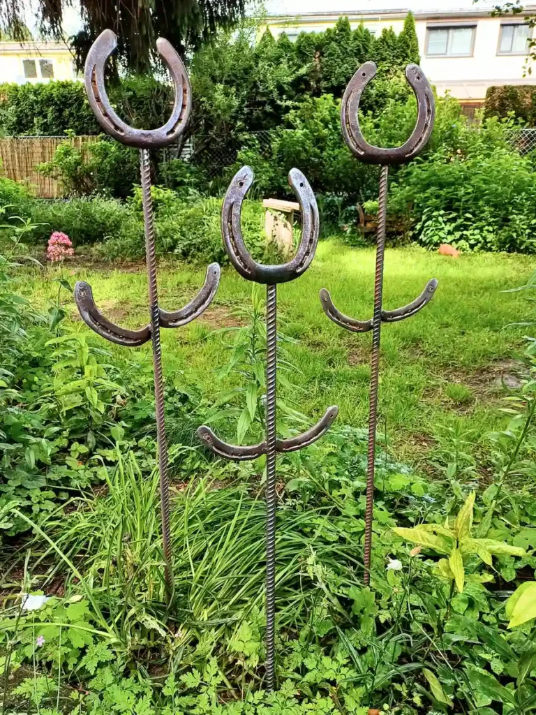 Drei handgefertigte Hufeisentulpen als Gartenstecker im Blumenbeet – Stahlcraft Marinkovits