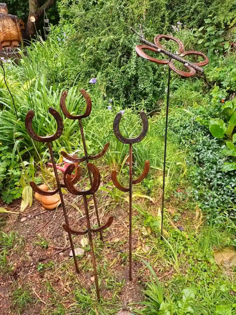 Hufeisentulpen und Hufeisenschmetterling als Gartendeko im Beet – Stahlcraft Marinkovits