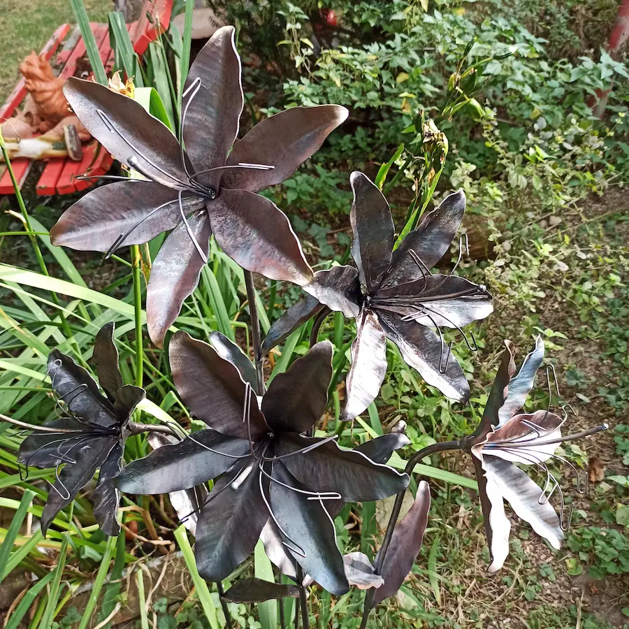 Handgefertigte Stahl-Lilien mit Anlauffarben als Gartendeko – Stahlcraft Marinkovits