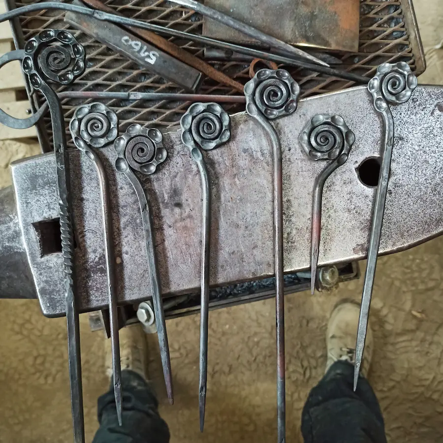 Handgeschmiedete Pflanzenstecker mit Koru-Spirale aus Stahl – Stahlcraft Marinkovits