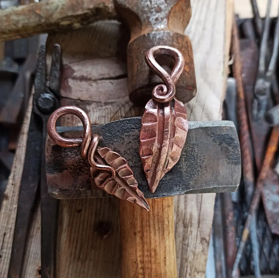 Handgeschmiedete Schlüsselanhänger mit Blattmotiv aus Kupfer – Stahlcraft Marinkovits
