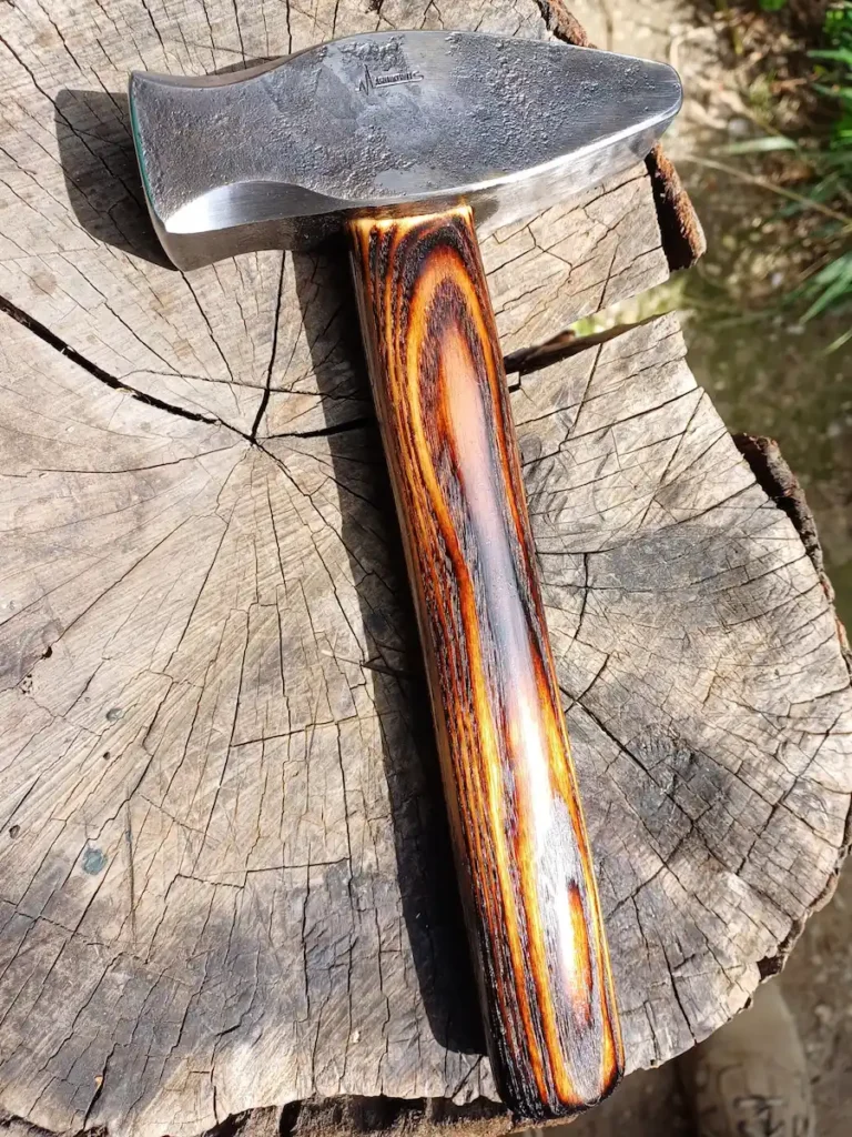 Handgeschmiedeter Crosspeen-Hammer, 950g, mit gebranntem Eschenholzgriff – Stahlcraft Marinkovits