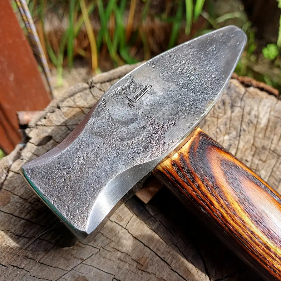 Nahaufnahme Crosspeen-Hammer 950g mit Herstellerstempel