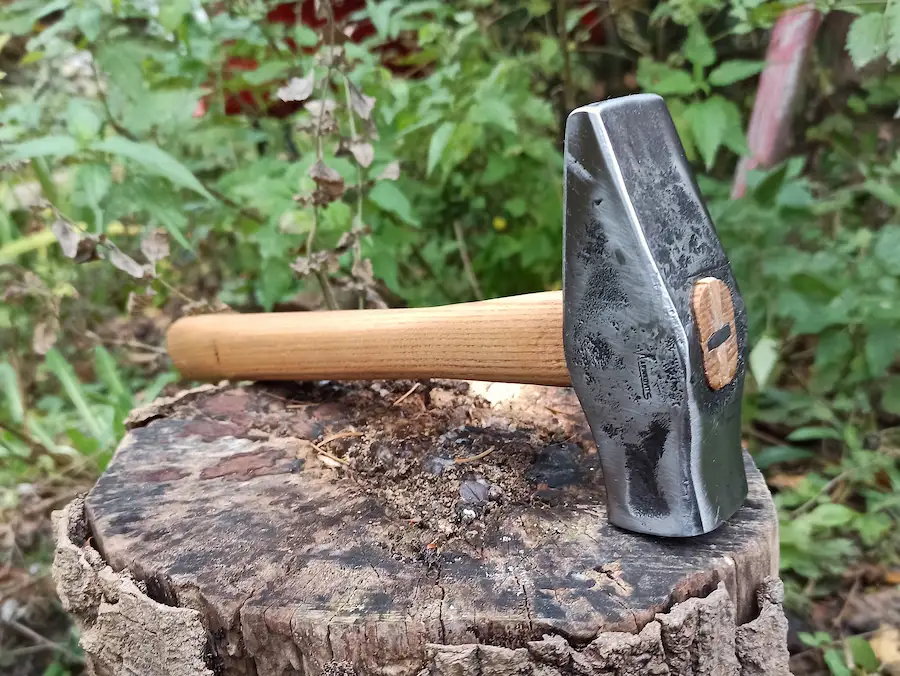 Handgeschmiedeter Hammer mit Eschenholzstiel – Stahlcraft Marinkovits