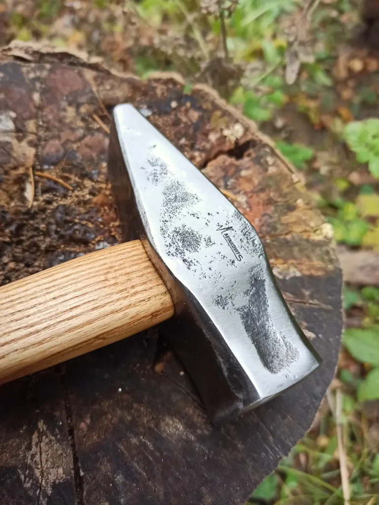 Handgeschmiedeter Hammer mit Eschenholzstiel, Nahaufnahme des Hammerkopfs – Stahlcraft Marinkovits