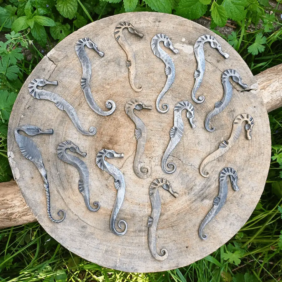 Handgeschmiedete Seepferdchen aus Stahl in verschiedenen Varianten – Stahlcraft Marinkovits