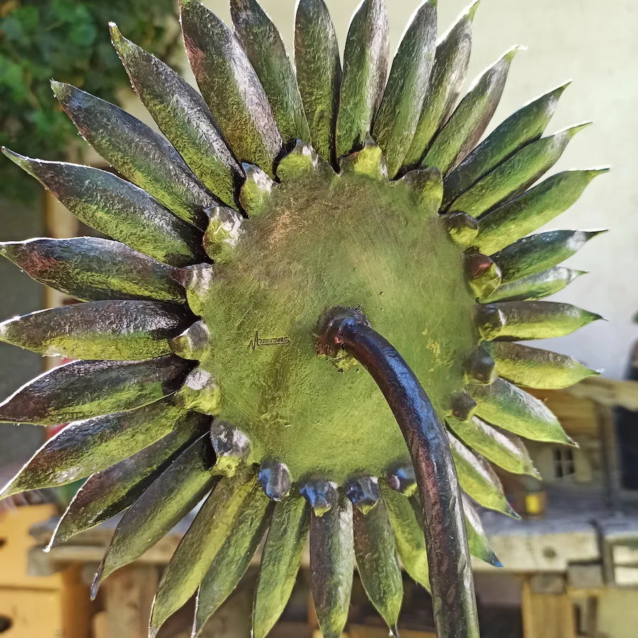Handgeschmiedete Sonnenblume mit Detailansicht der Rückseite