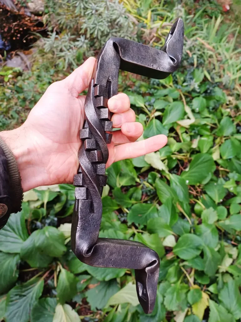 Handgeschmiedeter Torgriff mit Cube-Twist-Muster, Black Finish – Stahlcraft Marinkovits