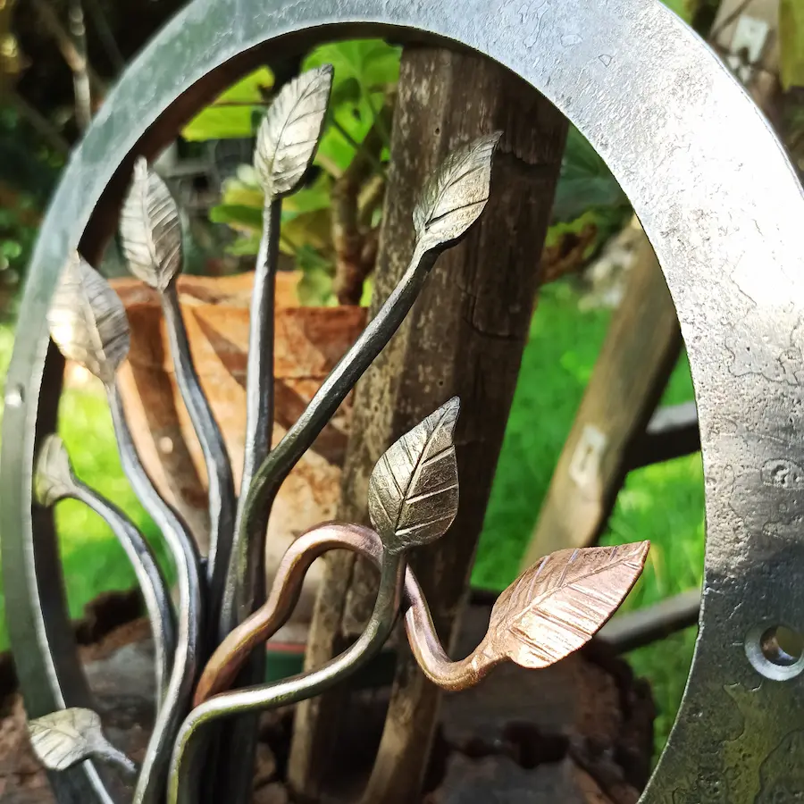 Handgeschmiedeter Wandschmuck Lebensbaum aus Stahl mit Kupferakzenten – Detailansicht