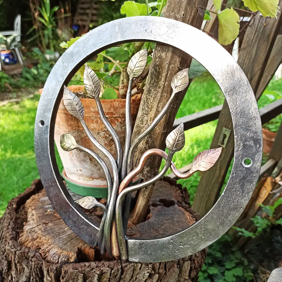 Handgeschmiedeter Wandschmuck Lebensbaum aus Stahl mit Kupferakzenten – Stahlcraft Marinkovits