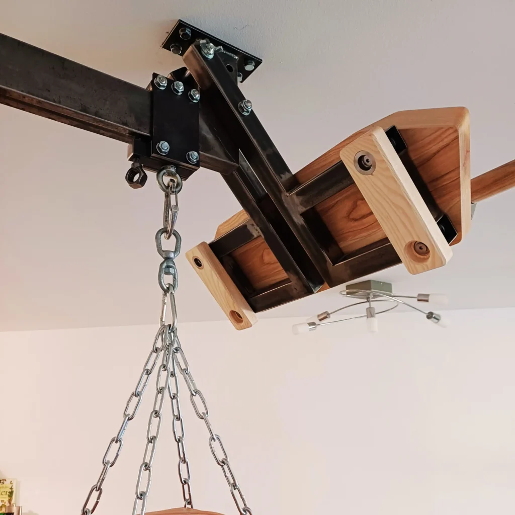 Klappmechanik der Kletterboardaufhängung für mehr Freiraum bei Boxsackbenützung