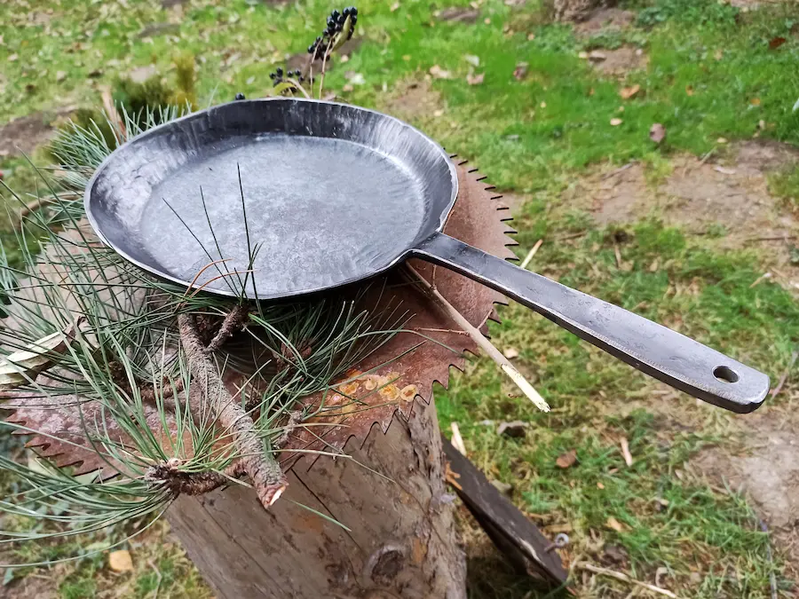 Handgeschmiedete Bratpfanne aus einem Stück Stahl geschmiedet