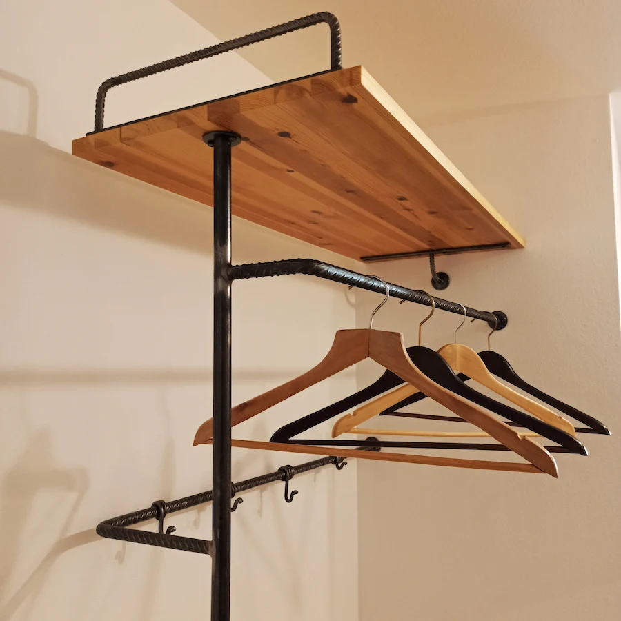 Garderobe mit Details aus Bewehrungsstahl als Jackenaufhängung und Ablage