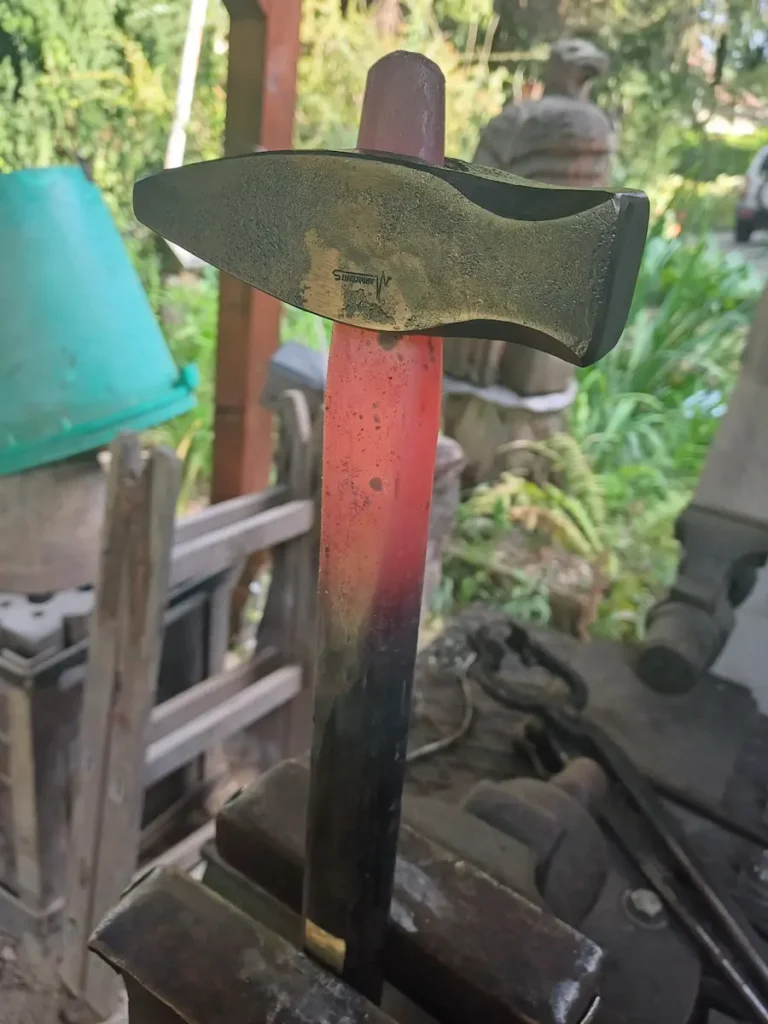 Wärmebehandlung eines Schmiedehammers auf glühendem Dorn - Stahlcraft Marinkovits