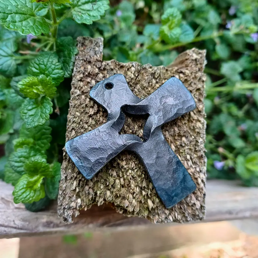 Handgeschmiedetes und gespaltenes Schmuckkreuz mit Hammertextur und bläulichen Anlassfarben -Stahlcraft Marinkovits